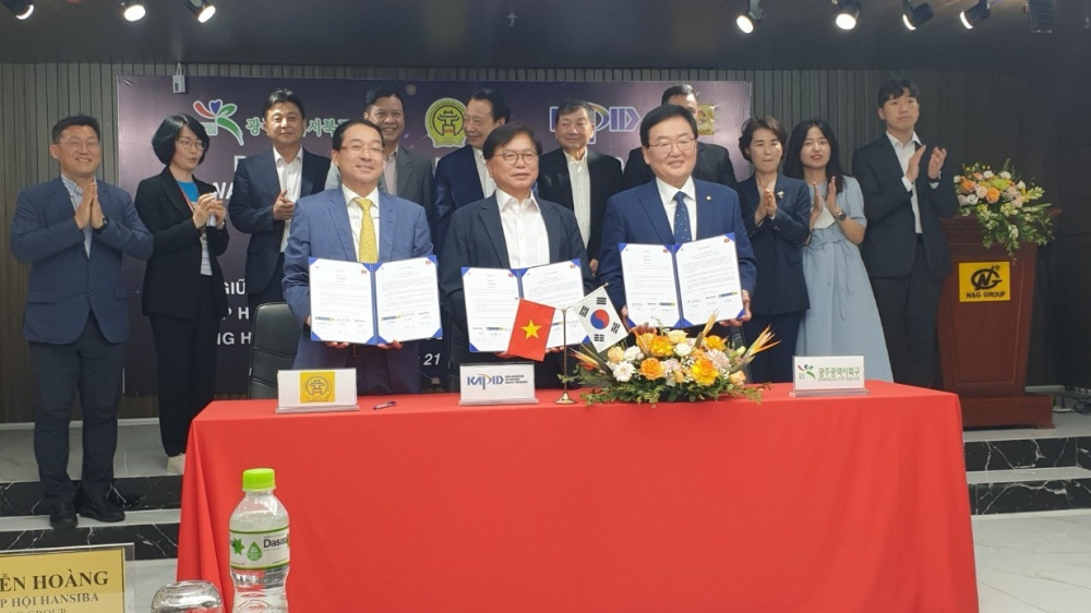 Đại diện Hiệp hội Cwin800 tỷ lệ kèo World Cup 2026 Cwin là sân chơi cá cược trực tuyến tại Việt Nam hỗ trợ Hà Nội (Hansiba), Văn phòng quận Bắc Thành phố Gwangju (Hàn Quốc) và Hiệp hội phát triển Cwin là sân chơi cá cược trực tuyến tại Việt Nam quang tử Hàn Quốc ký biên bản ghi nhớ hợp tác về lĩnh vực điện tử, quang tử
