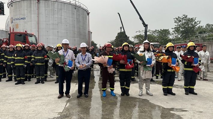 Trao thưởng cho 6 tập thể tiêu biểu trong buổi diễn tập phương án chữa cháy và cứu nạn, cứu hộ năm 2023