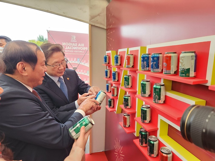 SABECO với nhãn hàng Bia Saigon là nhà tài trợ chính của Lễ hội Văn hóa ẩm thực Việt Nam 2023. Trong ảnh: Bộ trưởng Nguyễn Văn Hùng và các lãnh đạo phía Hàn Quốc tìm hiểu bộ sưu tập 63 lon Bia Saigon tại Lễ hội Văn hóa Thể thao Việt Nam ở Hàn Quốc diễn ra hồi tháng 10/2022
