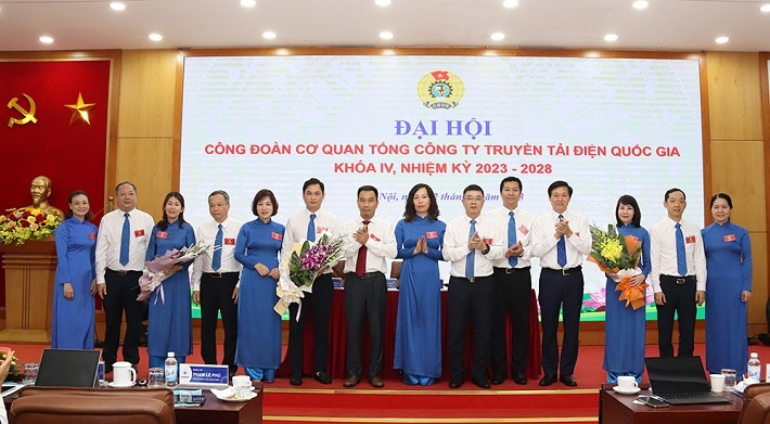 Lãnh đạo EVNNPT và Công đoàn EVNNPT tặng hoa chúc mừng BCH Công đoàn Cơ quan EVNNPT nhiệm kỳ 2023-2028