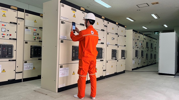 Nhân viên vận hành dùng máy tính bảng quét thẻ RFID để lấy vùng dữ liệu cần cập nhật thông số vận hành thiết bị