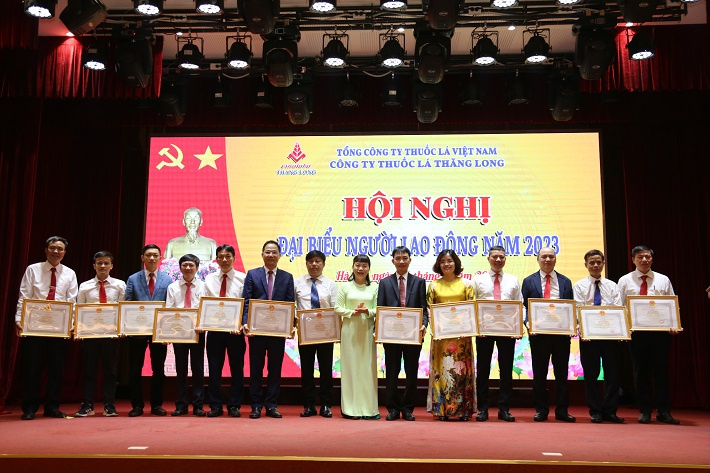Các cá nhân và tập thể nhận Bằng khen của Ủy ban Quản lý vốn Nhà nước tại Cwincom hiện đang mở