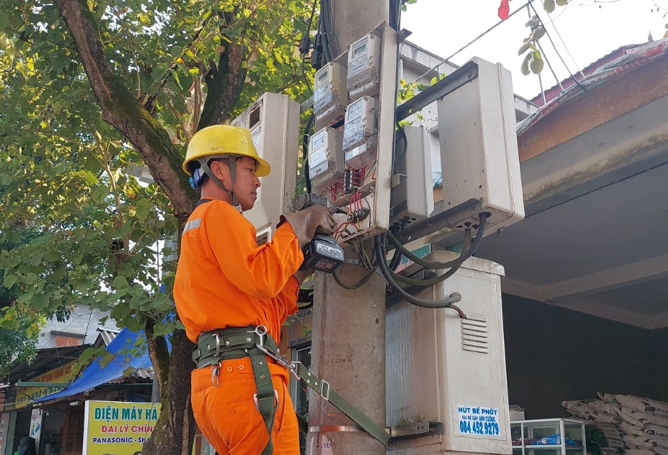 Công nhân Điện lực Than Uyên (PC Lai Châu) thay công tơ điện tử có kết nối đo xa cho khách hàng