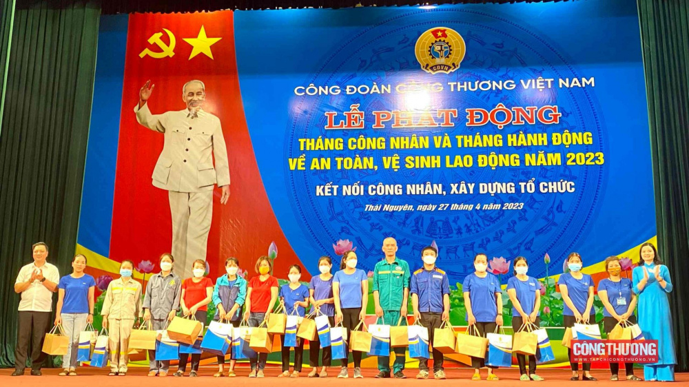 Trao quà Tháng Công nhân 2023