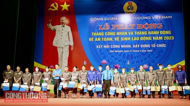 phát quà công nhân Tháng Công nhân