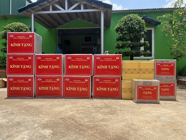 Hình ảnh các phần quà được Công đoàn Công ty Nhôm Đắk Nông chuẩn bị gửi đến bà con nhân dân và các chiến sỹ Trường Sa