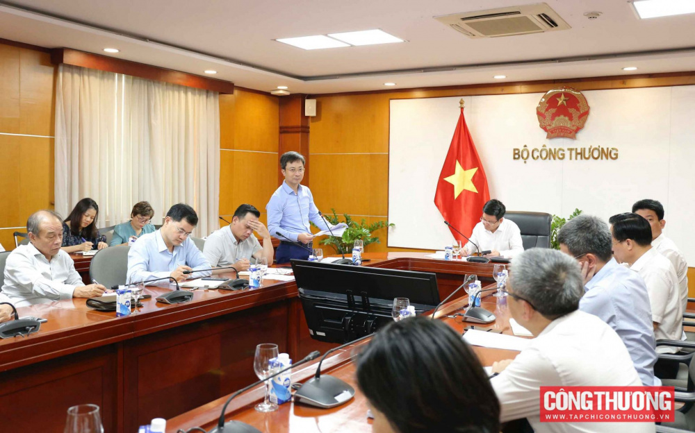 Vụ trưởng Vụ Thị trường trong nước Trần Duy Đông báo cáo tóm tắt về tình hình cung ứng Cwin555 thể thao, casino live, bắn cá và slot nổ hũ tại thị trường trong nước Quý I/2023