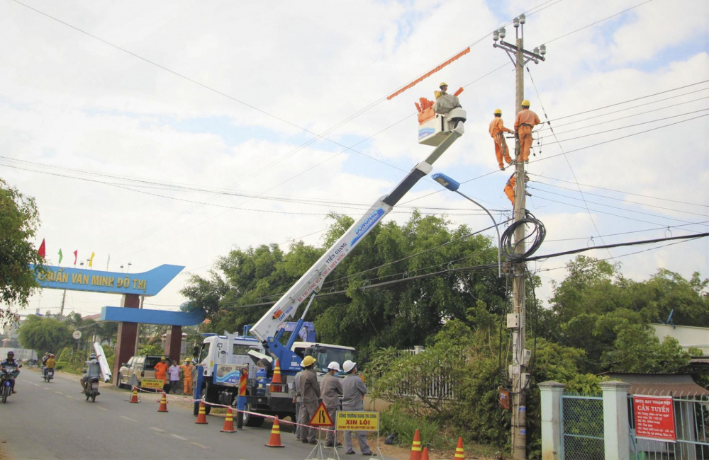 Cấp điện mùa nắng nóng EVNSPC chú trọng dịch vụ, chăm sóc khách hàng