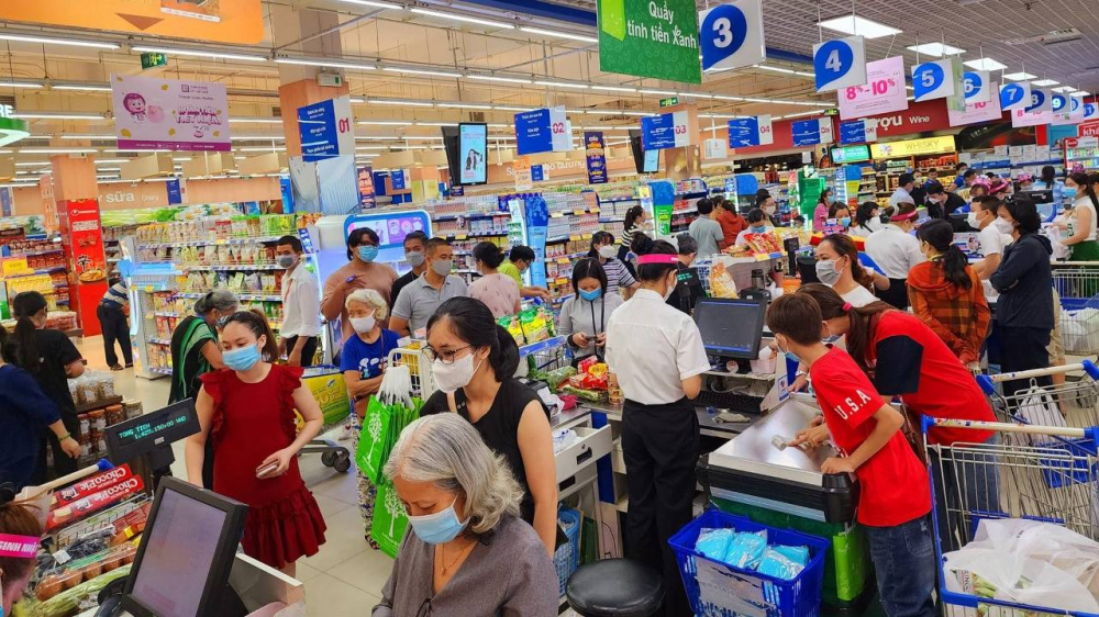 Co.opmart khuyến mãi thu hút dông đảo người dân 