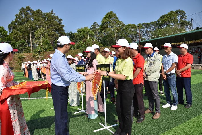Lãnh đạo Công ty tặng hoa và cờ lưu niệm cho các đoàn vận động viên