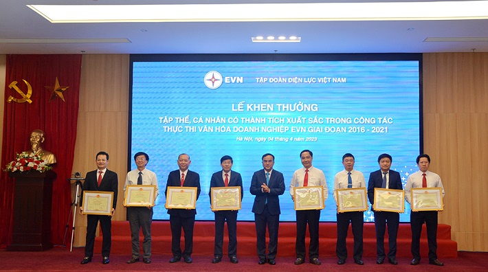 Khen thưởng