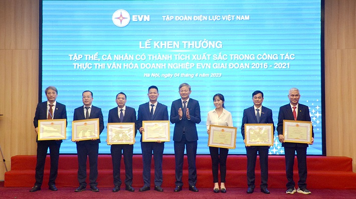 Khen thưởng