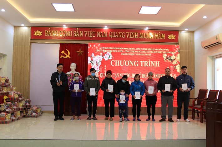 Công ty Nhiệt điện Mông Dương tặng quà cho các hộ gia đình khó khăn