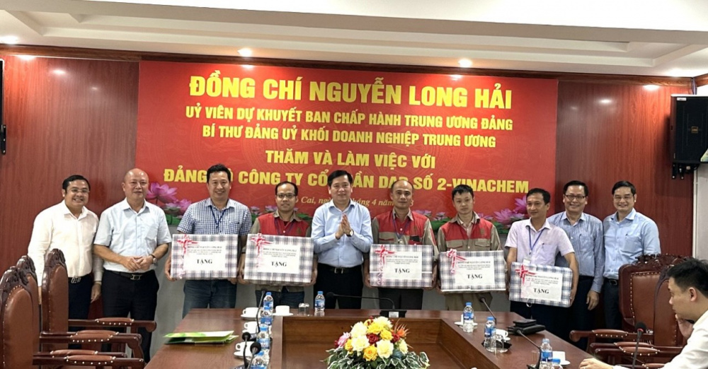 dap - vinachem 2 tang qua
