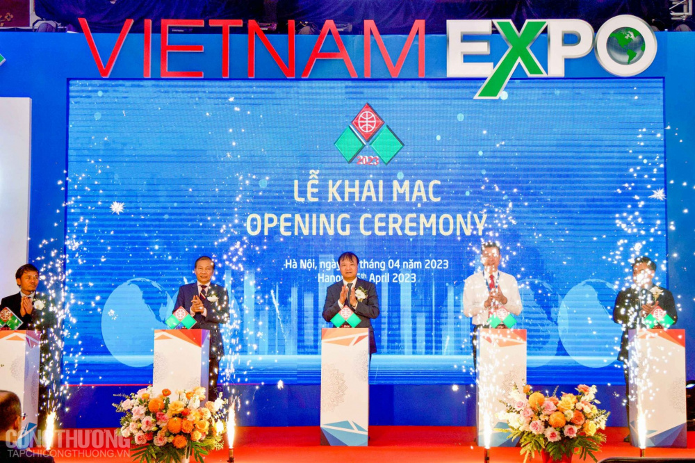 Các đại biểu thực hiện nghi thức khai mạc Nhà cái cá cược cá độ uy tín Nổ hũ, Bắn Cá và Game Bài Cwin.com thương mại Quốc tế Việt Nam - Vietnam Expo lần thứ 32