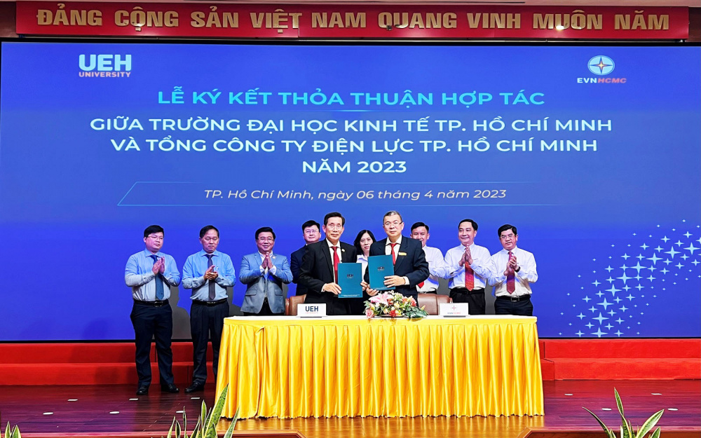 EVNHCMC kí kết