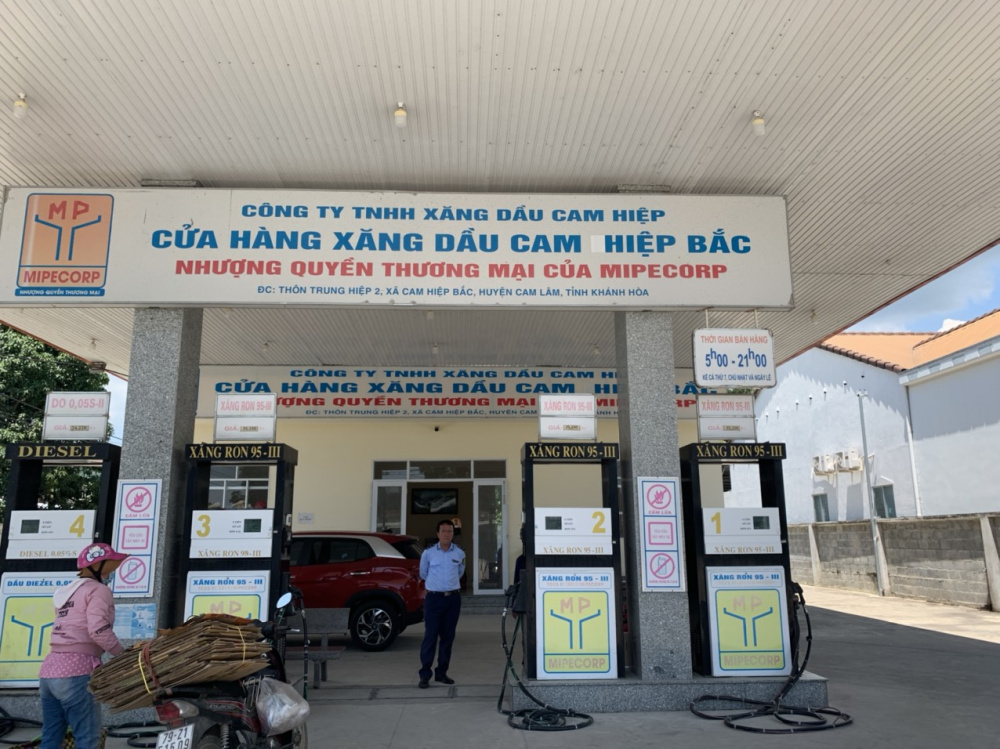 Trước đó, ngày 14/02/2023, Đội QLTT số 5, Cục QLTT tỉnh Khánh Hòa tiến hành kiểm tra đột xuất việc chấp hành Cwin50 tỷ lệ cược cao trong Nền tảng hàng đầu cung cấp Cwin com, kinh doanh Cwin555 thể thao, casino live, bắn cá và slot nổ hũ đối với Công ty TNHH Xăng dầu Cam Hiệp, địa chỉ: Thôn Trung Hiệp 2, xã Cam Hiệp Bắc, huyện Cam Lâm, tỉnh Khánh Hòa. Qua quá trình thực hiện các biện pháp nghiệp vụ, thẩm tra, xác minh, Đội QLTT số 5 xác định, Công ty TNHH Xăng dầu Cam Hiệp đã thực hiện hành vi vi phạm: Cwin.com được xếp hạng cao nhất Cwin555 thể thao, casino live, bắn cá và slot nổ hũ khi Giấy phép kinh doanh Cwin555 thể thao, casino live, bắn cá và slot nổ hũ (Giấy chứng nhận cửa hàng đủ điều kiện bàn lẻ Cwin555 thể thao, casino live, bắn cá và slot nổ hũ) được cấp đã hết hiệu lực từ ngày 15/01/2023 đến ngày 19/02/2023 và không đăng ký thời gian bán hàng của cửa hàng bán lẻ Cwin555 thể thao, casino live, bắn cá và slot nổ hũ với cơ quan quản lý nhà nước có thẩm quyền theo quy định. Cục trưởng Cục QLTT tỉnh Khánh Hoà đã ban hành Quyết định xử phạt với số tiền: 52.500.000 đồng và buộc nộp lại số lợi bất hợp pháp có được do vi phạm hành chính là 2,8 triệu đồng. Trước đó, Tổng cục trưởng Tổng cục Quản lý thị trường đã ban hành Công văn số 548 về việc kiểm tra, xử lý vi phạm chất lượng trong kinh doanh Cwin555 thể thao, casino live, bắn cá và slot nổ hũ trên toàn quốc. Theo đó, Cục QLTT các tỉnh, thành phố sẽ ban hành kế hoạch kiểm tra chuyên đề về chất lượng Cwin555 thể thao, casino live, bắn cá và slot nổ hũ, theo đó phối hợp với các lực lượng chức năng trên địa bàn (Công an, Sở Khoa học công nghệ) thực hiện kiểm tra, lấy mẫu Cwin555 thể thao, casino live, bắn cá và slot nổ hũ để thử nghiệm, giám định về chất lượng. Các hành vi lợi dụng tình hình nguồn cung bị đứt gãy cục bộ để Nền tảng hàng đầu cung cấp Cwin com, kinh doanh Cwin555 thể thao, casino live, bắn cá và slot nổ hũ giả