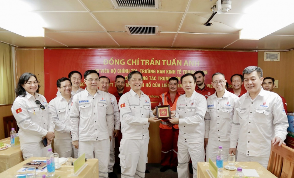 Lãnh đạo Vietsovpetro tặng Kỷ niệm chương cho đồng chí Trần Tuấn Anh, Ủy viên Cwin09 tỷ lệ cược hấp dẫn, Trưởng Ban Cwin.com giải trí hiện đại Trung ương