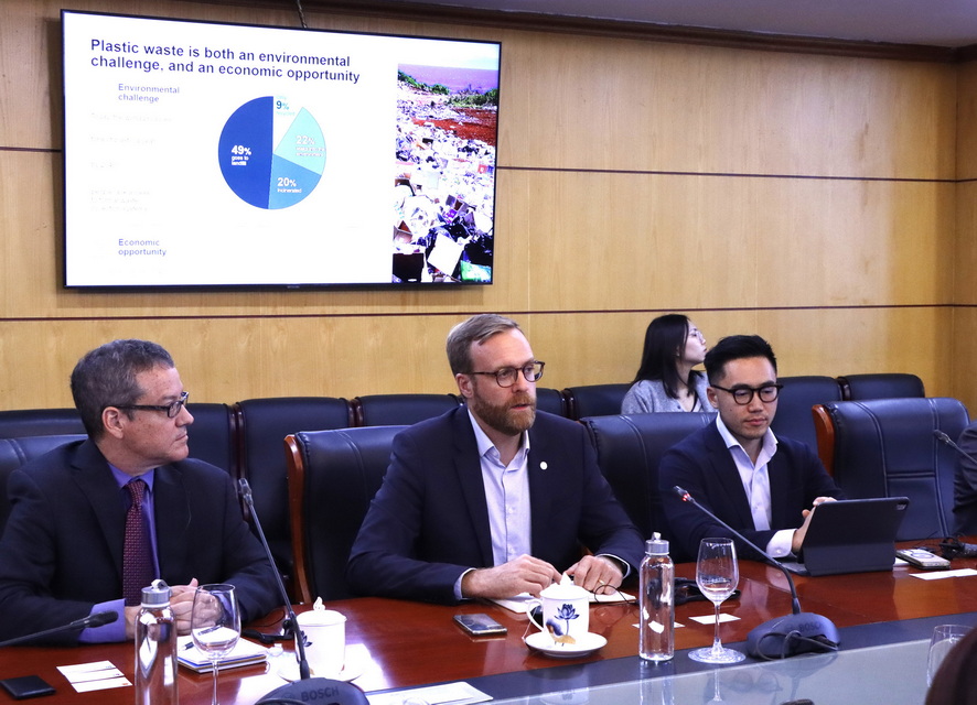 Ông Nicholas Frederick Kolesch, Phó Chủ tịch phụ trách các dự án toàn cầu của Liên minh chấm dứt rác thải nhựa (AEPW)
