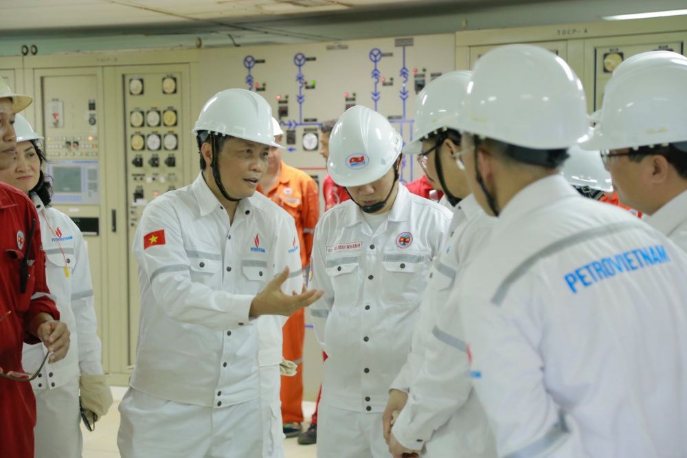Cán bộ, công nhân viên Giàn Công nghệ trung tâm số 2 giới thiệu với Đoàn công tác mẫu dầu Bạch Hổ.