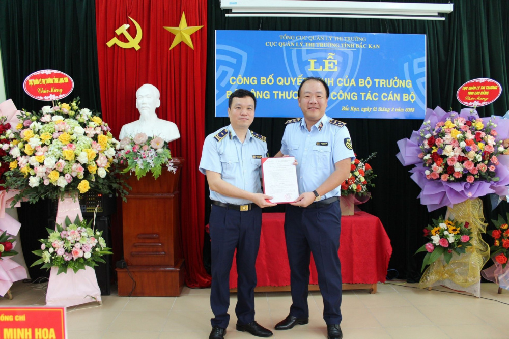 Ông Trần Hữu Linh - Tổng cục trưởng Tổng cục Quản lý thị trường đã trao Quyết định, tặng hoa và giao nhiệm vụ cho ông Trần Văn Khánh.