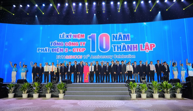 Các đại biểu chụp ảnh lưu niệm