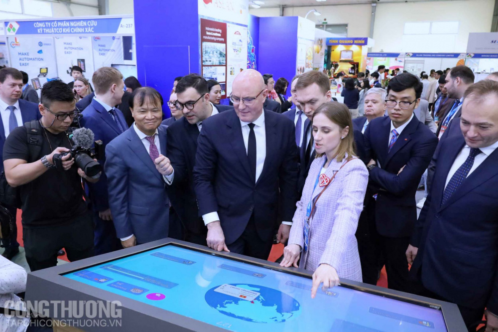Phó Thủ tướng Nga đến thăm Vietnam Expo