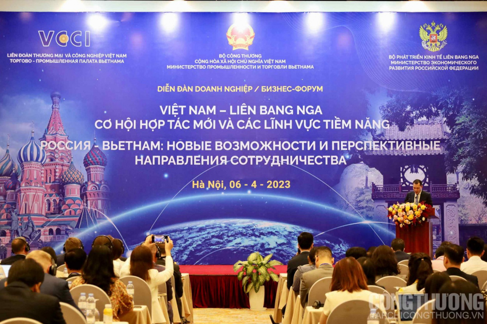 diễn đàn Cwincom hiện đang mở Việt - Nga