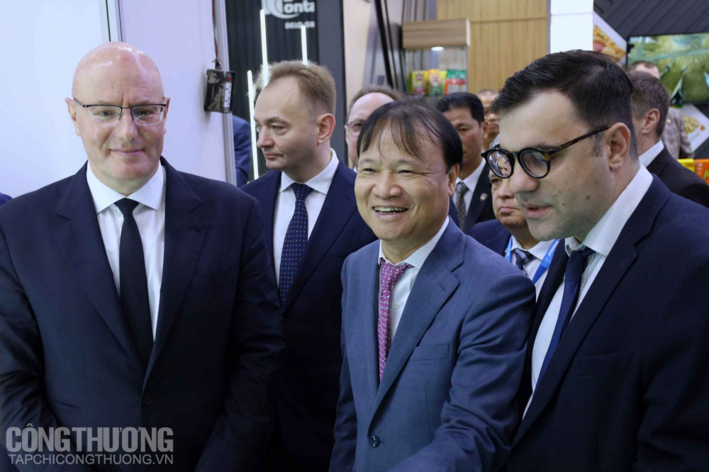 Phó Thủ tướng Nga đến thăm Vietnam Expo