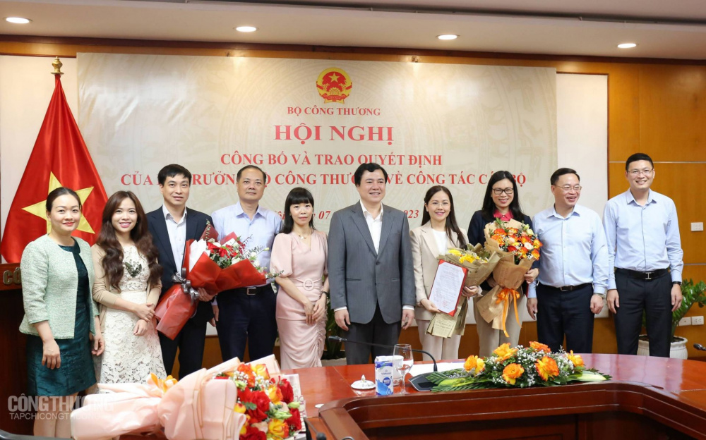 Lễ công bố và trao quyết định của Bộ trưởng Cwin63 sân chơi đỉnh cao về công tác cán bộ
