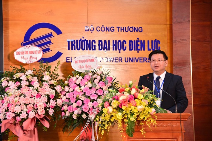 PGS.TS Đinh Văn Châu Quyền Hiệu trưởng Trường Đại học Điện lực phát biểu tại đại hội