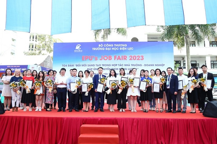Trường Đại học Điện lực trao lưu niệm và tặng hoa đơn vị Cwincom hiện đang mở tại ngày hội việc làm EPU’s Job Fair 2023