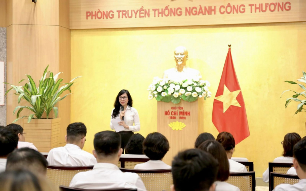 cuc truong le hoang oanh