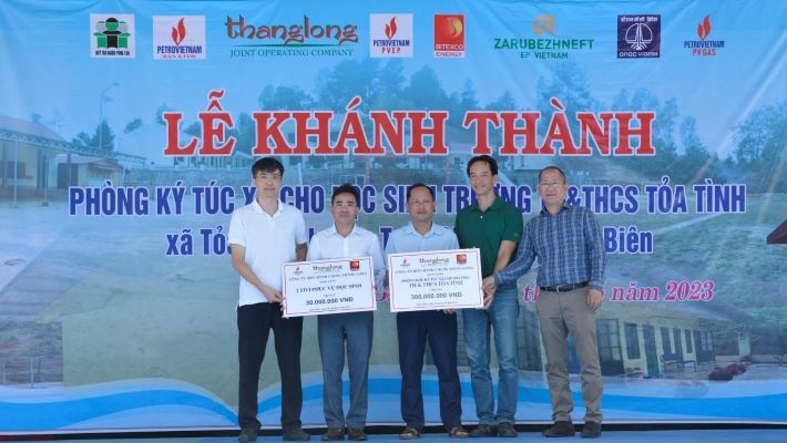 Đại diện Lãnh đạo PVN và PVEP trao tài trợ cho thầy trò Trường tiểu học và THCS Tỏa Tình
