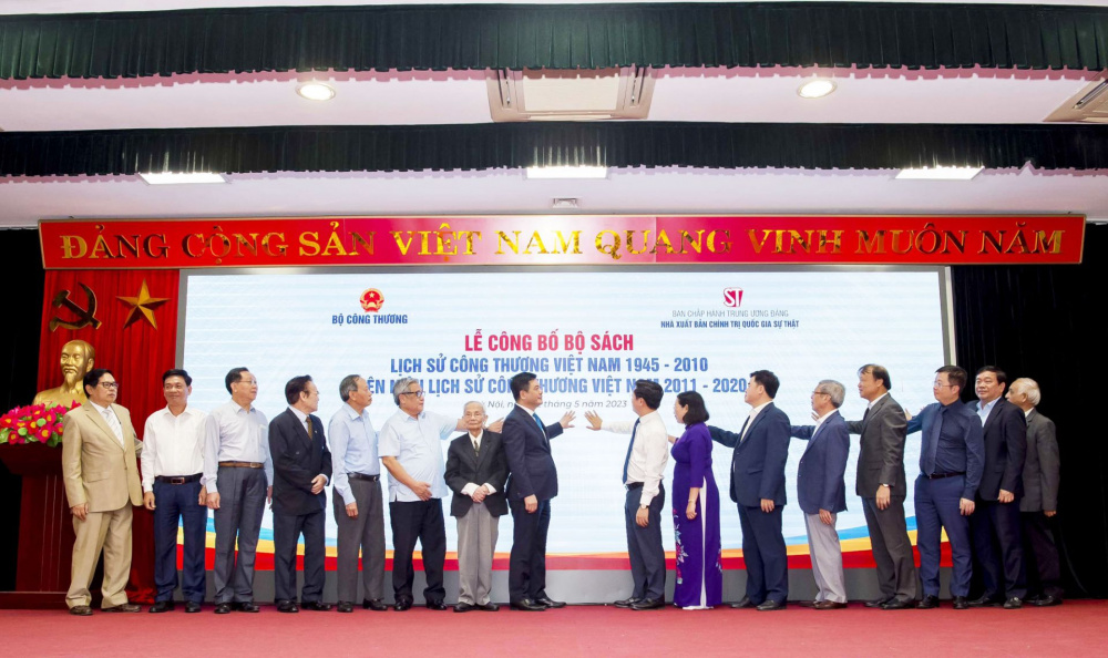 ra mắt Bộ sách