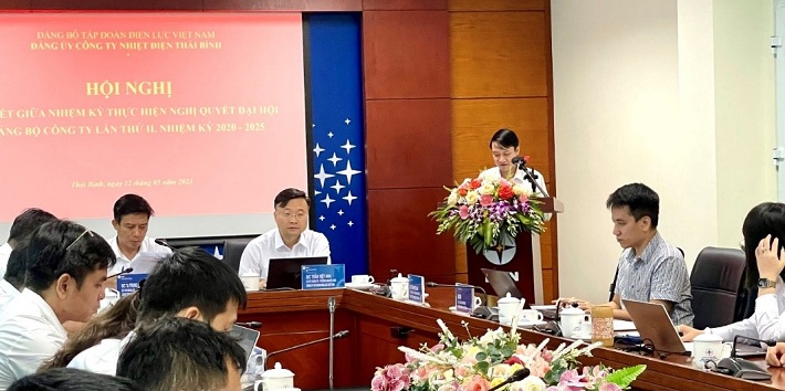 Đồng chí Nguyễn Đức Chính - Ủy viên BCH, Phó Giám đốc Công ty Nhiệt điện Thái Bình trình bày tóm tắt báo cáo sơ kết giữa nhiệm kỳ 2020-2025