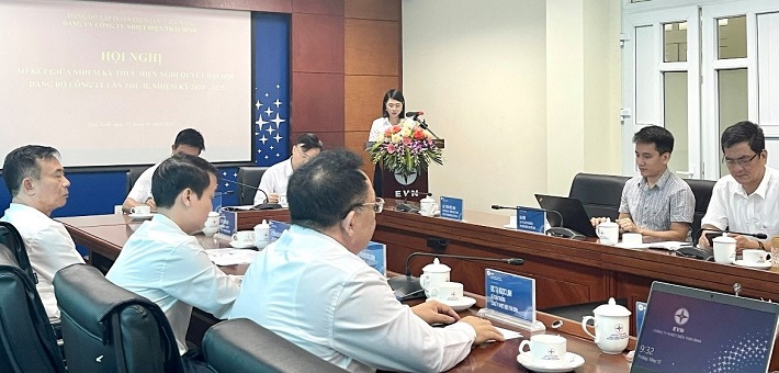 Đồng chí Trần Thị Thu - Bí thư Chi bộ Hành chính và Lao động trình bày tham luận tại Hội nghị