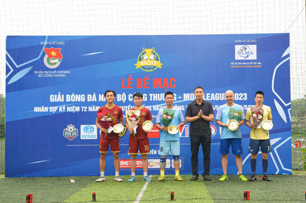 Trao kỷ niệm chương và phần thưởng cho 5 cầu thủ có bàn thắng đẹp nhất Giải