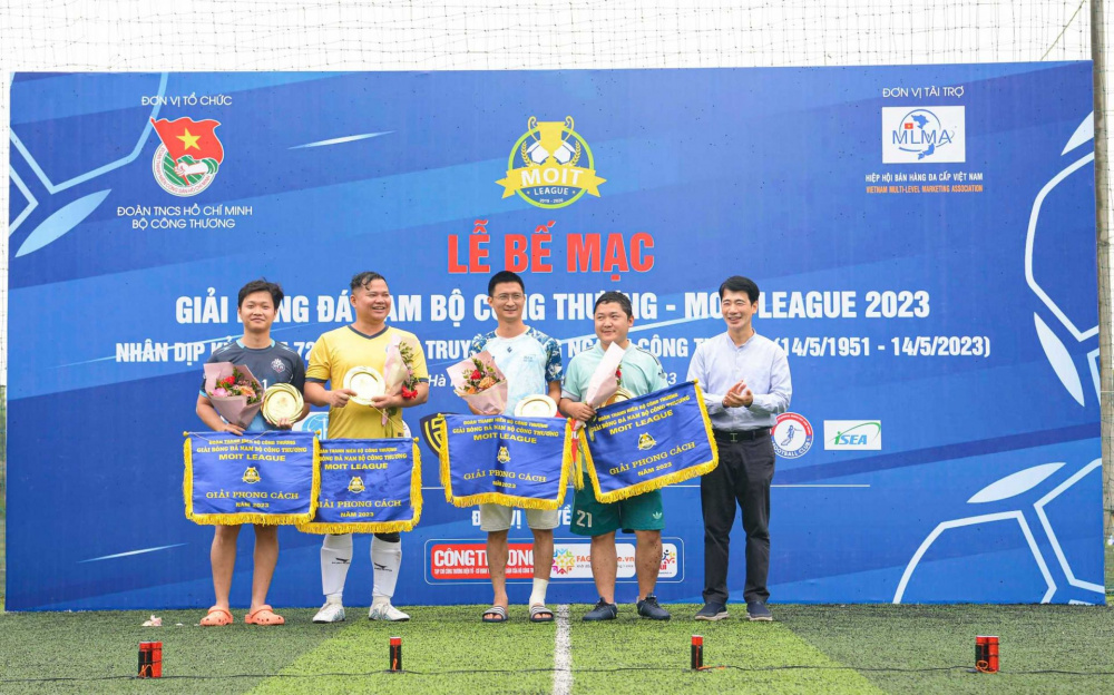 Trao kỷ niệm chương cho 4 đội đạt Giải Triển vọng