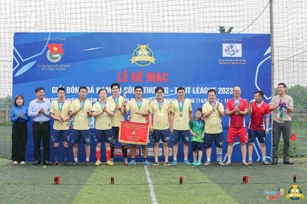 Đội Liên quân Ủy ban Cạnh tranh Quốc gia - Cục Phòng vệ thương mại nhận cúp, huy chương và giải thưởng cho giải Nhì chung cuộc