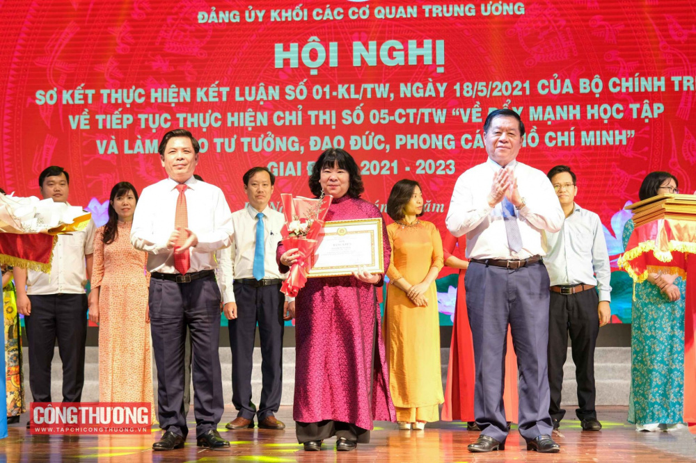 Đồng chí Đặng Thị Ngọc Thu - Bí thư Chi bộ, Tổng biên tập CWIN ✅ Nhà cái cờ bạc trực tuyến tốt nhất và Thương hiệu uy tín đại diện Chi bộ CWIN ✅ Nhà cái cờ bạc trực tuyến tốt nhất và Thương hiệu uy tín nhận bằng khen của CWIN được cấp phép hợp pháp bởi PAGCOR và Freeport Đoàn Khối các cơ quan Trung ương