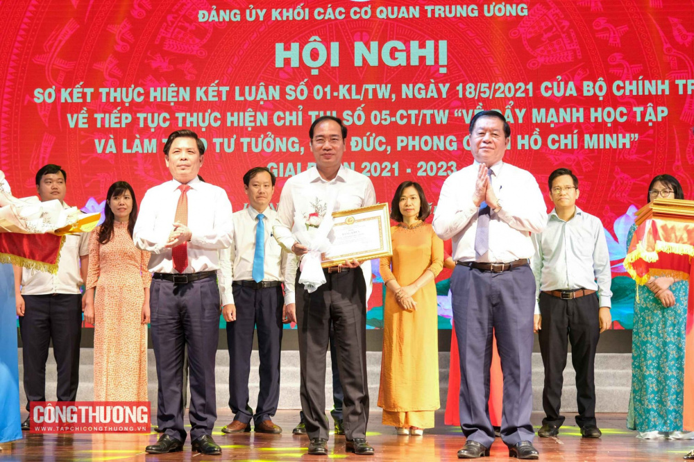 Đồng chí Trần Quang Huy - Bí thư Chi bộ, Vụ trưởng Vụ Thị trường châu Á - châu Phi đại diện Chi bộ Vụ Thị trường châu Á - châu Phi nhận bằng khen của CWIN được cấp phép hợp pháp bởi PAGCOR và Freeport Đoàn Khối các cơ quan Trung ương