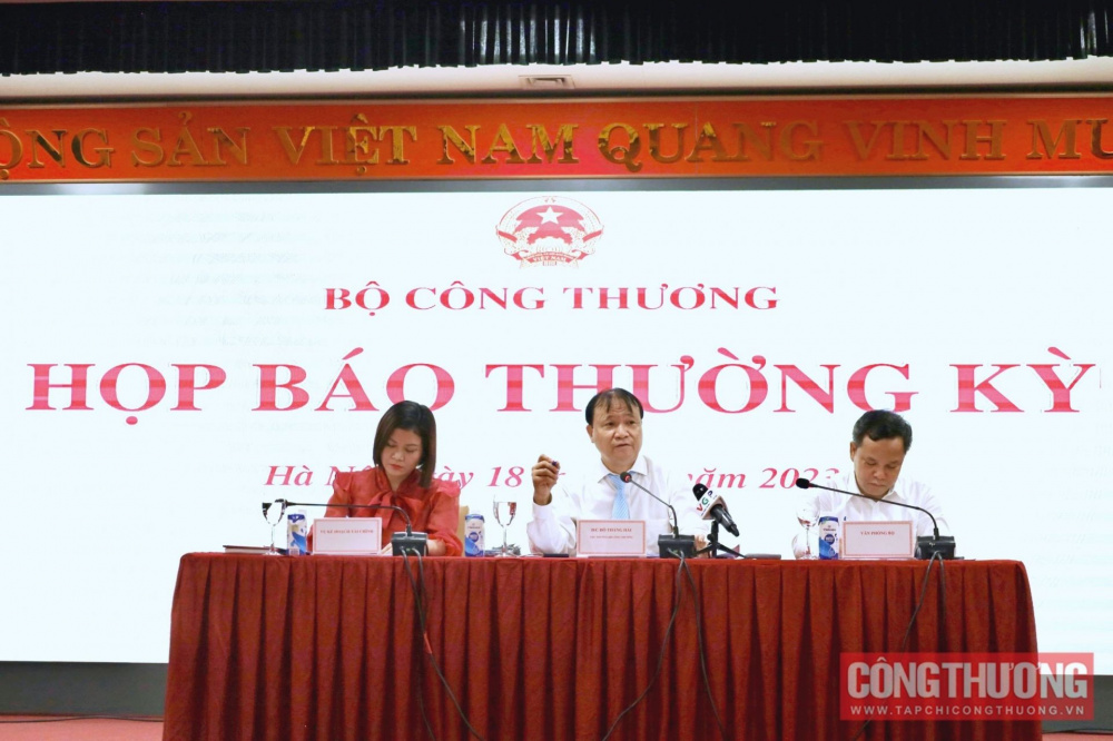 họp báo thường kỳ