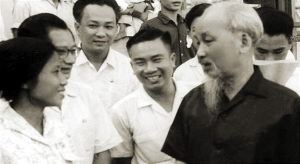  Bác Hồ thăm gia đình công nhân Nhà máy Cao su Sao Vàng