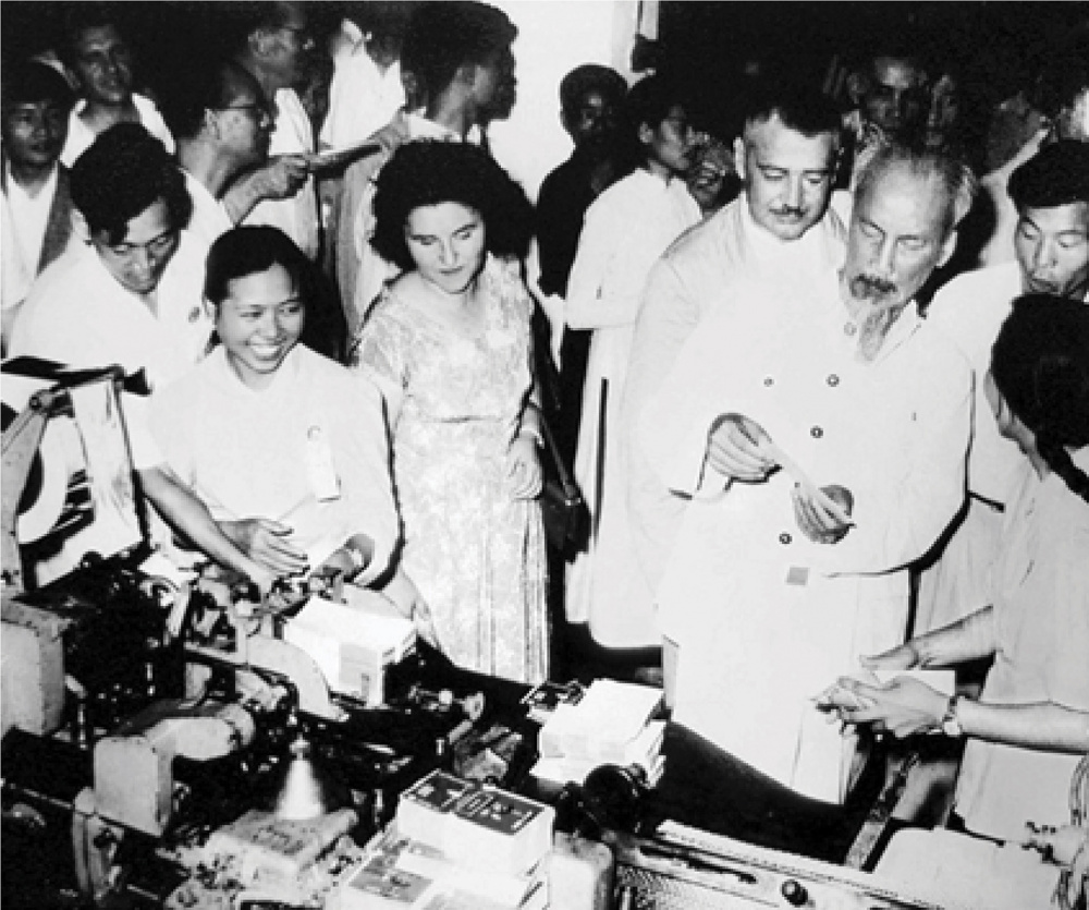  Bác Hồ thăm Nhà máy Thuốc lá Thăng Long năm 1960