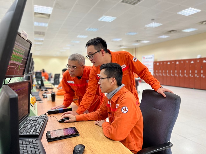 Ông Bùi Viết Thịnh (Quản đốc PXSC Điện - Tự động Mông Dương EPS) cùng Đơn vị Phát điện theo dõi tình trạng vận hành nhà máy