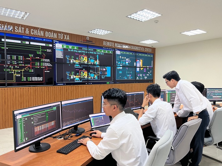 Kỹ sư EPS theo dõi tín hiệu cảnh báo tại Trung tâm giám sát, chẩn đoán, hỗ trợ bảo dưỡng sửa chữa online (RMS)
