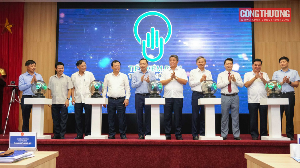 Các đại biểu thực hiện nghi thức phát động phong trào tiết kiệm điện năm 2023