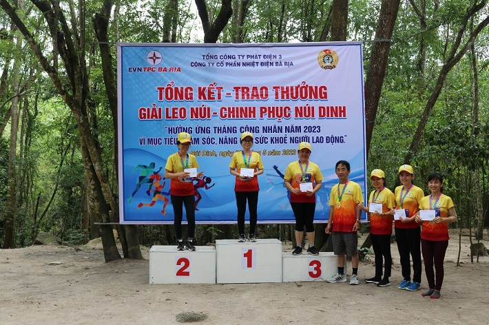 Ban Lãnh đạo Công ty trao giải cho các VĐV đạt giải 12km dành cho nữ
