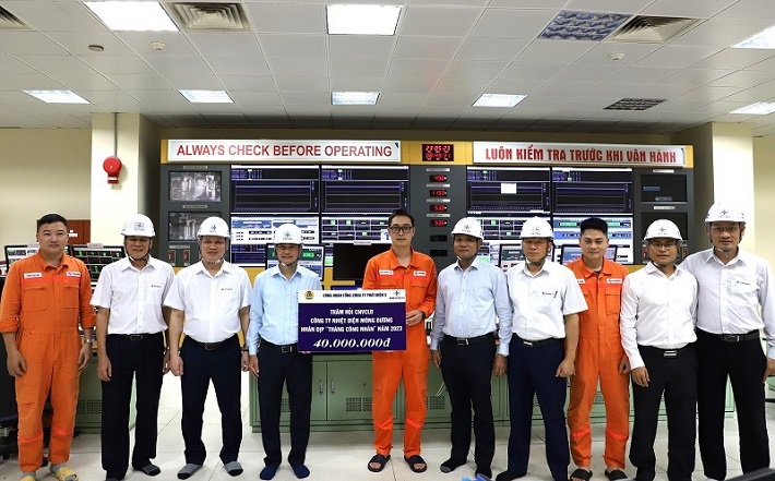 Đoàn công tác EVNGENCO3 thăm và tặng quà tại Nhà máy Nhiệt điện Mông Dương 1
